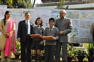 Governor of Arunachal Pradesh Lt. Gen (Retd) Nirbhay Sharma and Chief Minister Shri Nabam Tuki with the winners of Republic Day Painting Competition at Raj Bhawan, Itanagar on 26th January 2015